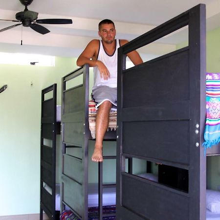 יקו Room2Board Hostel And Surf School מראה חיצוני תמונה