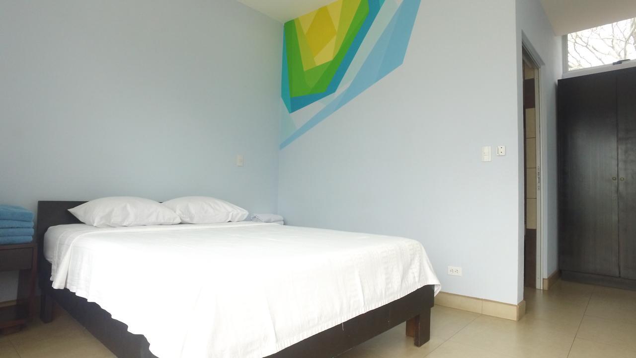 יקו Room2Board Hostel And Surf School מראה חיצוני תמונה