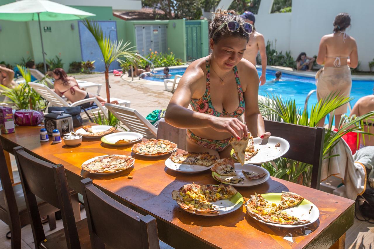 יקו Room2Board Hostel And Surf School מראה חיצוני תמונה