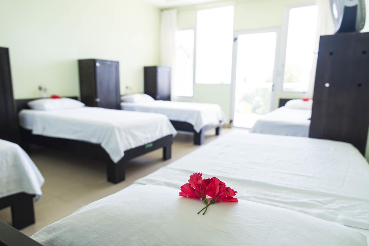 יקו Room2Board Hostel And Surf School מראה חיצוני תמונה