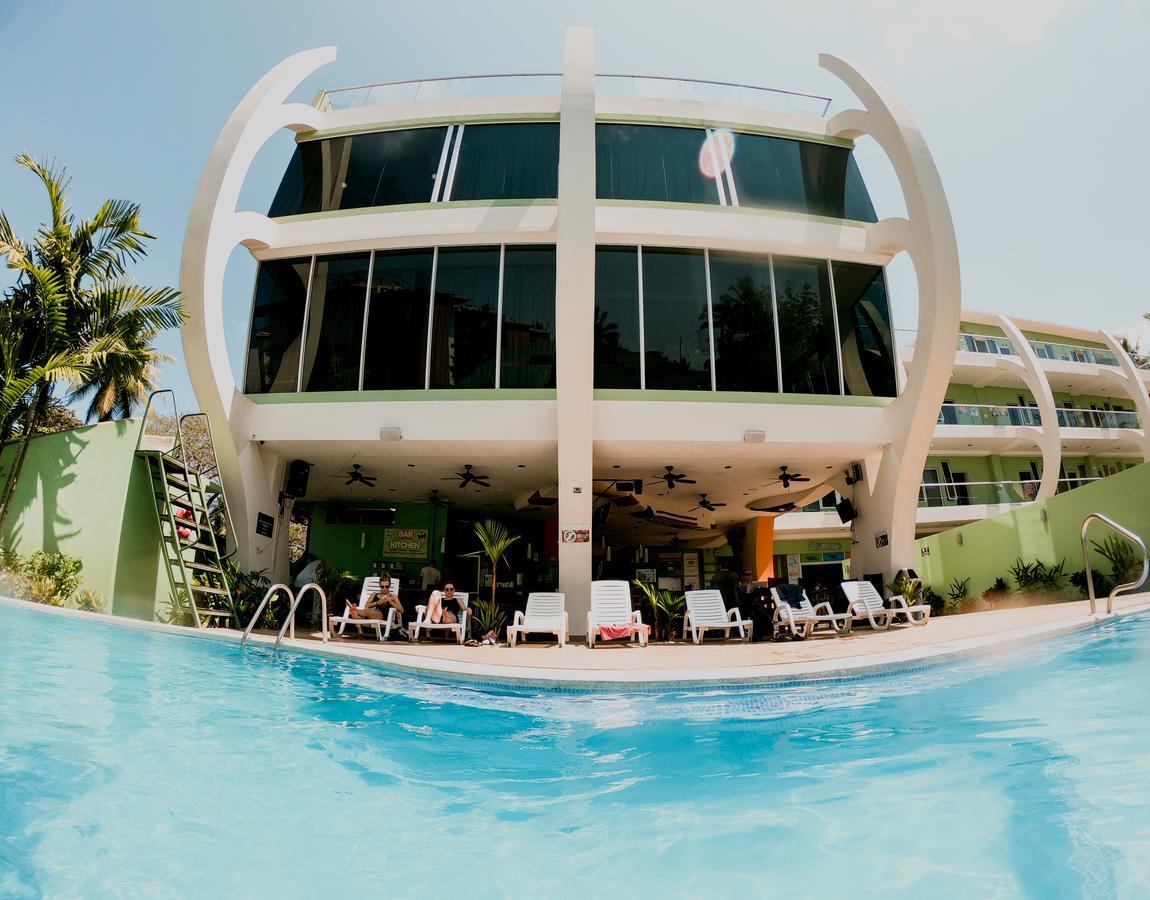 יקו Room2Board Hostel And Surf School מראה חיצוני תמונה