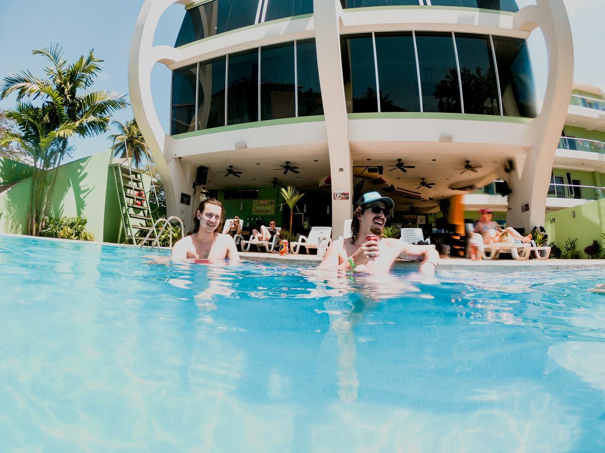 יקו Room2Board Hostel And Surf School מראה חיצוני תמונה