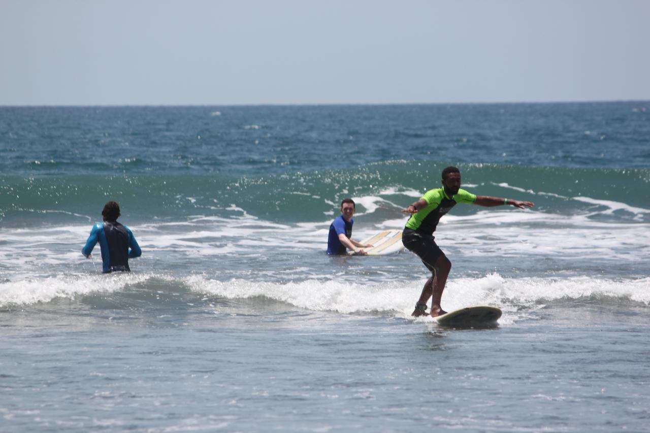 יקו Room2Board Hostel And Surf School מראה חיצוני תמונה
