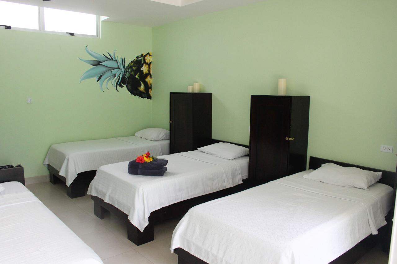 יקו Room2Board Hostel And Surf School מראה חיצוני תמונה