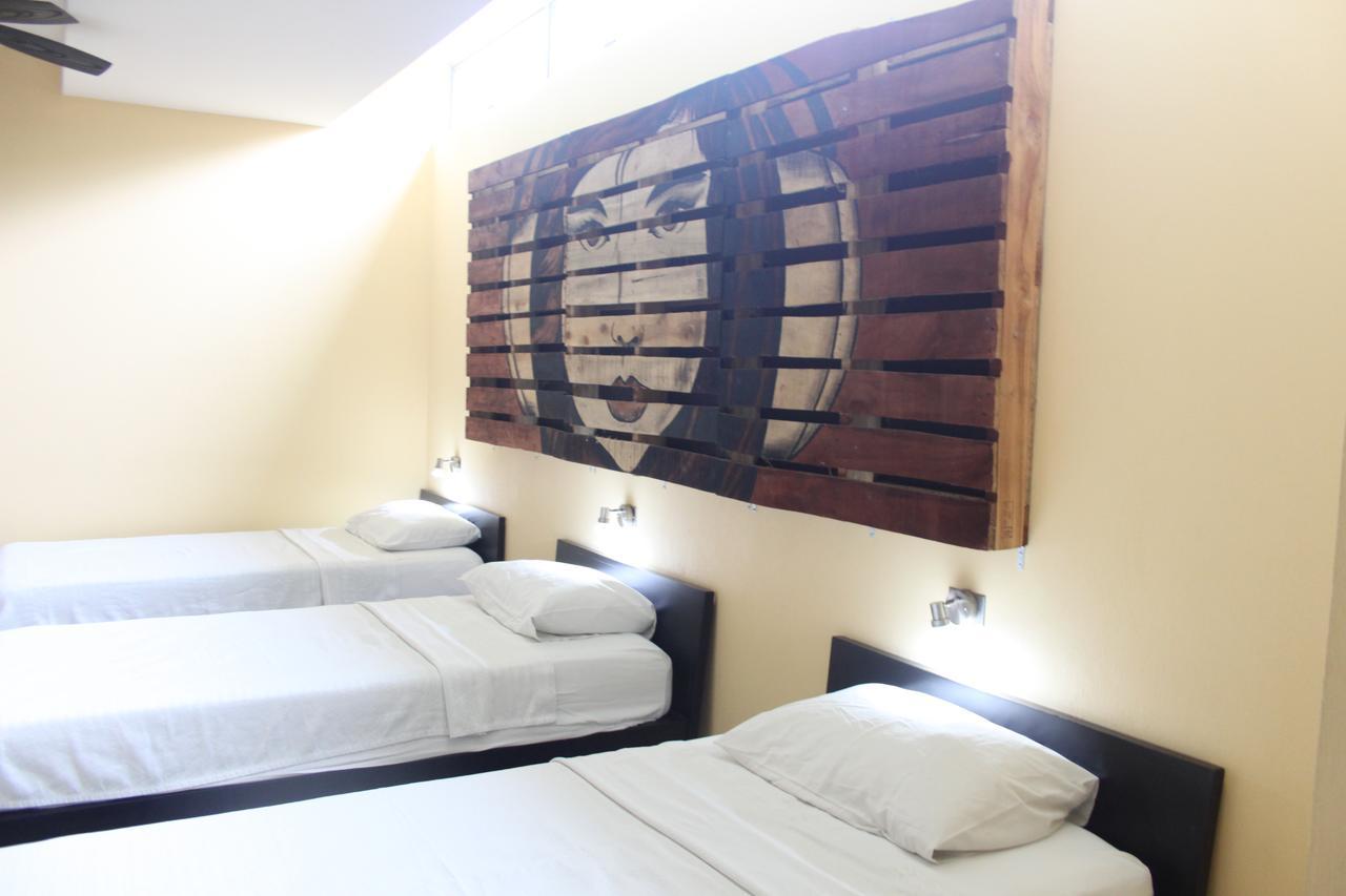 יקו Room2Board Hostel And Surf School מראה חיצוני תמונה