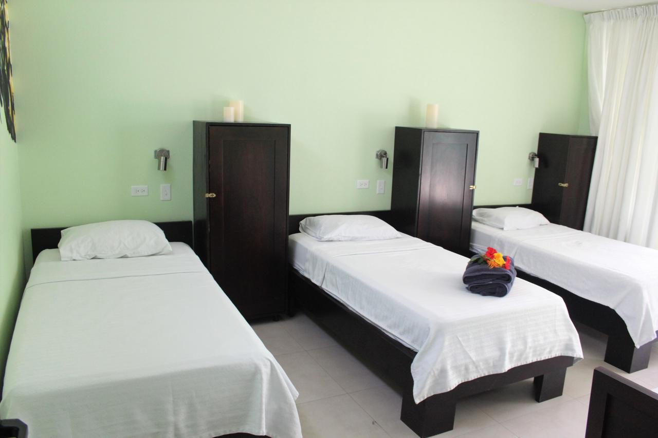 יקו Room2Board Hostel And Surf School מראה חיצוני תמונה