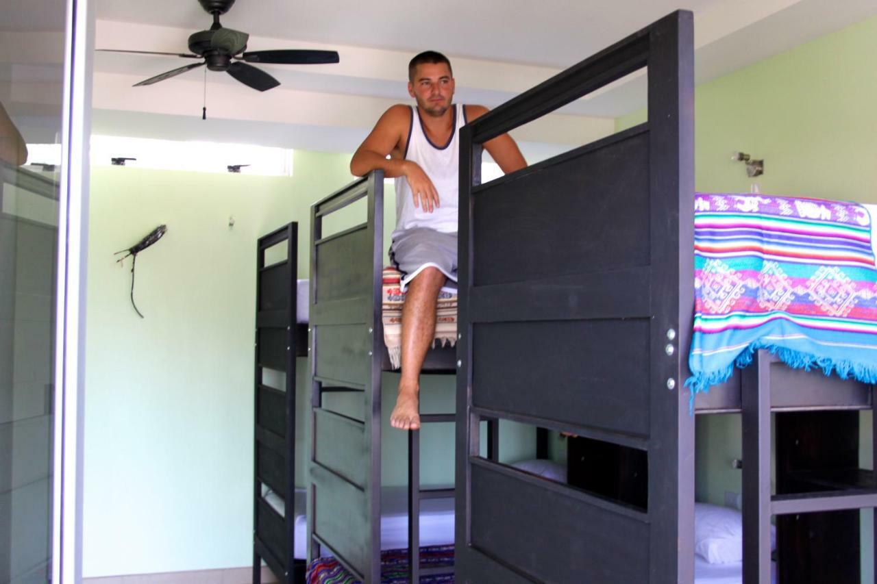 יקו Room2Board Hostel And Surf School מראה חיצוני תמונה
